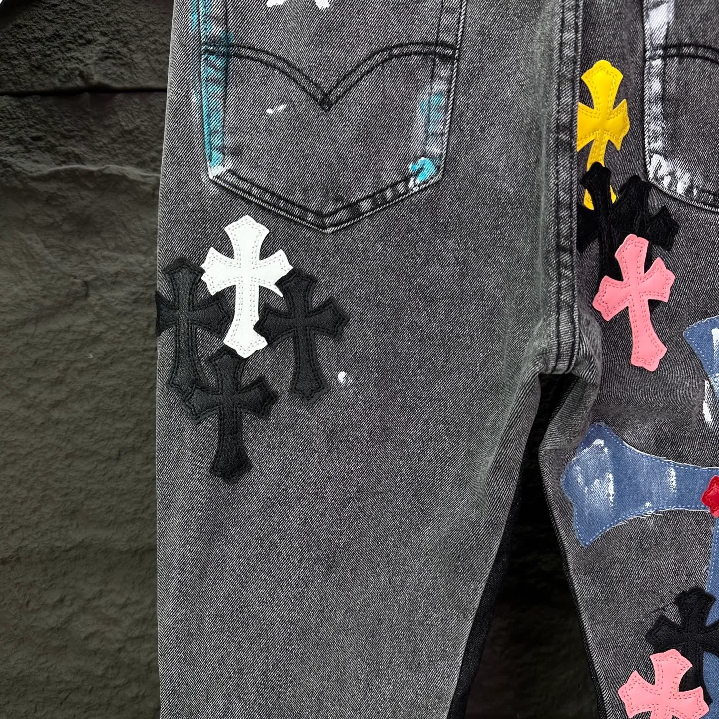 P350 GALLERY DEPT. & Croixin co-branded 2025 new Cow King patchwork hand-painted colorful cross patchwork leather couple style bootcut jeans 🔥High version🔥High version🔥 Top ceiling quality Styles with different washed textures are very friendly to people with thin legs and thick legs. The bootcut version is very flattering. Moderate length that never goes out of style, easy to match with casually, basic styling for various styles, a must-have in the wardrobe! The fabric is stiff but also makes the upper body soft without losing texture. The washing process is even more perfect. It is a must-have item for everyone! ! ! Washed wheat, tag, trouser label, three labels complete Color: washed black Size: 28, 30, 32, 34, 36 (five sizes)